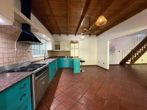 Casa 5 ambientes con 2 baños