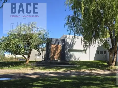 CASA de Nivel Gerencial de 4 dormitorios en Cipolletti. 
