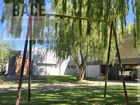 CASA de Nivel Gerencial de 4 dormitorios en Cipolletti.