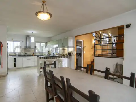 Casa en Venta con 2 cocheras