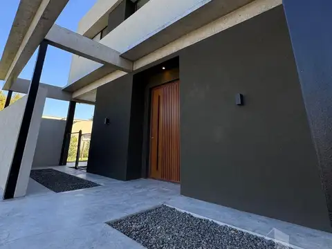 Casa en Venta en Berazategui, USD 345.000