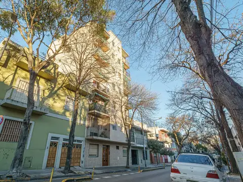 MUY BUEN DEPARTAMENTO DE 3 AMBIENTES CON BALCON AL FRENTE