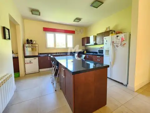 Casa 5 ambientes con 3 baños