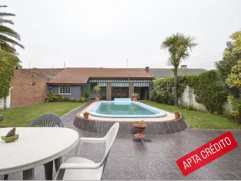 VENTA CASA 4 AMBIENTES APTA CREDITO C/ PISCINA, QUINCHO Y GARAGE. DON BOSCO.
