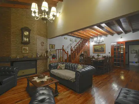 Casa en Venta con 3 cocheras