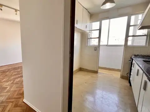 Departamento piso 7 con balcón a pulmón de manzana, Amplia cocina más lavadero, baulera, apto profesional. Seguridad durante el día.