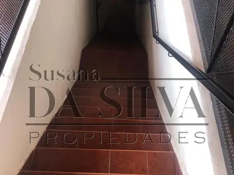 Casa sobre 2 locales comerciales con parque y pileta.