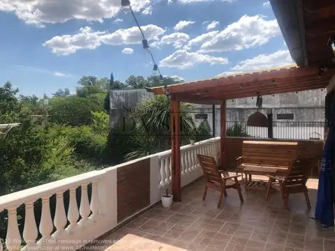 Casa sobre 2 locales comerciales con parque y pileta.