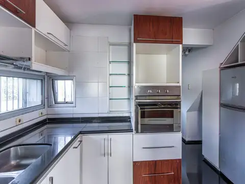 Casa en Alquiler con 7 cocheras