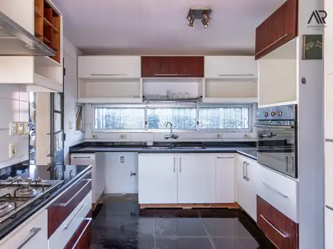 Casa 8 ambientes con 5 baños