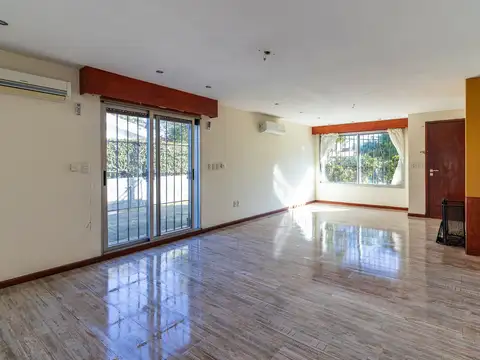 Alquiler Zona colegios  5 Dormitorios, escritorio, patio, jardín, parrillero