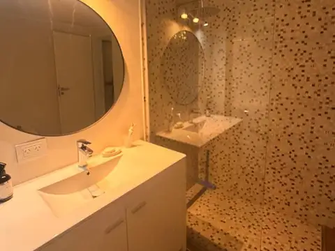 Casa en Alquiler con 3 cocheras