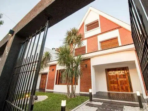 Casa de categoría con piscina cocheras Haedo