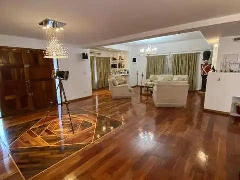 Casa de categoría con piscina cocheras Haedo