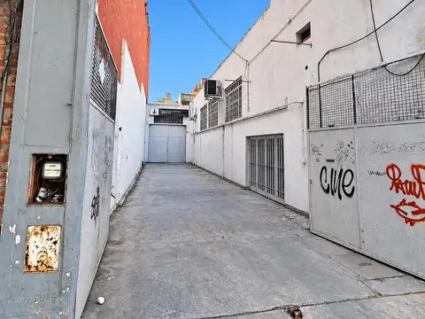 Local con deposito en alquiler - Ov. Lagos 633