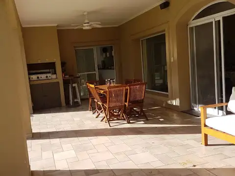 Casa 8 ambientes con 3 baños