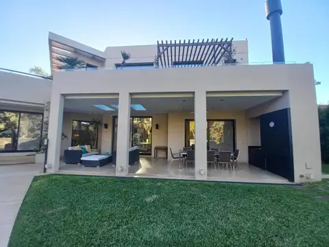 Casa 4 ambientes con 5 baños