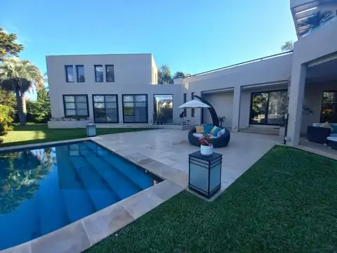 Casa en Venta con 7 cocheras