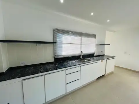 Casa en Alquiler con 1 cochera