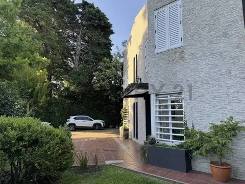 Casa 8 ambientes con 5 baños