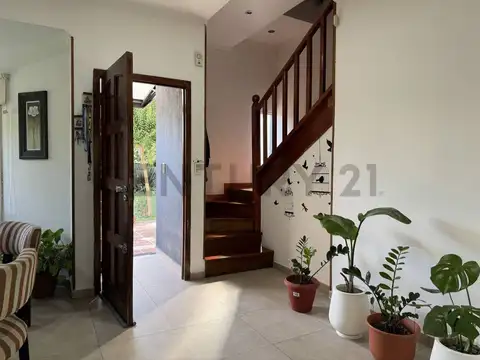 Casa en Venta de 4 dormitorios, 8 ambientes, Lisandro Olmos