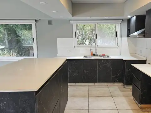 Casa 5 ambientes con 3 baños