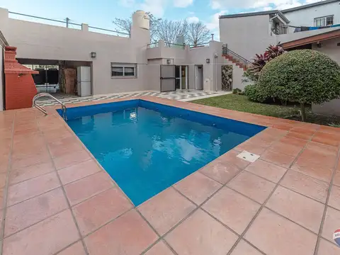 VENTA CASA CON PILETA EN ITUZAINGO
