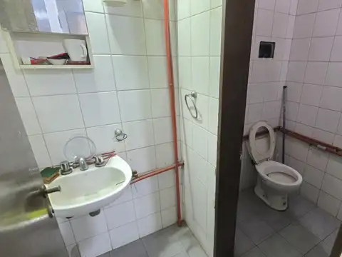 Oficina 12 ambientes con 6 baños