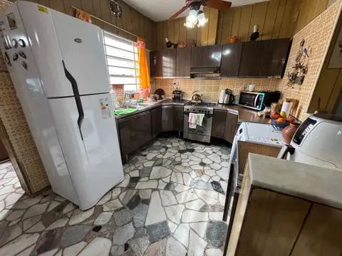 Casa 4 ambientes con 2 baños