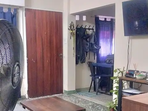 EXCELENTE- 2 CASAS  RECICLADAS SOBRE EL MISMO LOTE- CON GARAGE