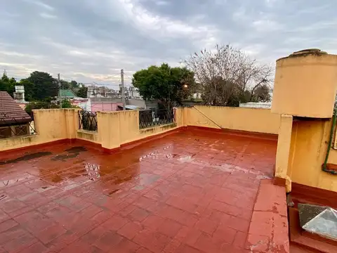 Casa Multifamiliar en lote de 300 m2! 2 Viviendas independientes! Ideal inversión!