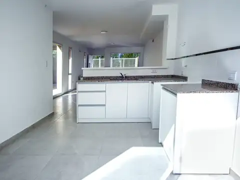 Casa 4 ambientes con 2 baños