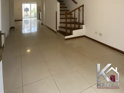 Casa en Alquiler con 1 cochera