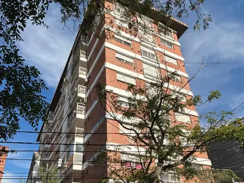 Departamento 2 ambientes en torre. San Isidro.