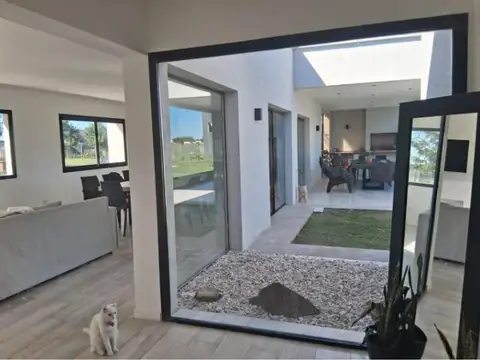 Casa 4 ambientes con 4 baños