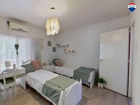 Casa 5 ambientes en venta en Banfield con pileta