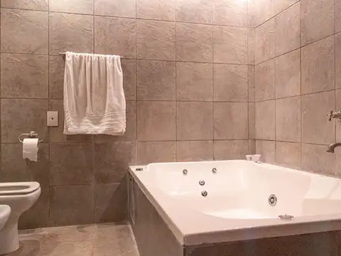 Casa 8 ambientes con 2 baños