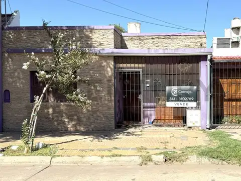 Casa céntrica. Dos dormitorios y cochera
