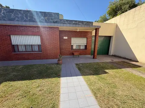 Casa en Venta en Loma Hermosa con fondo y cochera