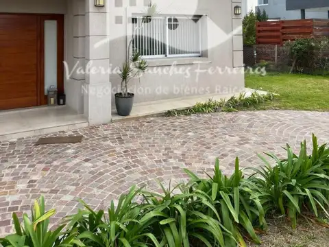 Casa en Alquiler con 2 cocheras