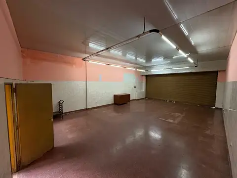 Local Vidriera Frente- 7,60 x 13 - Av Alberdi al 5000- Sin Expensas- Optativos 2 depósitos linderos. Wp 