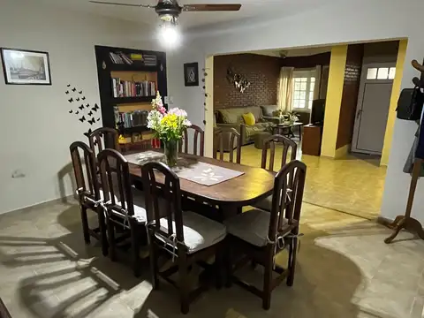 Casa 8 ambientes con 2 baños