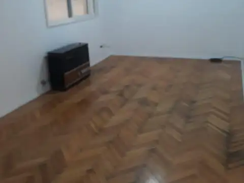3 ambientes en Caballito, recién pintado y con pisos de parquet plastificados. ¡Listo para mudarse!