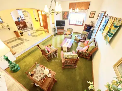 Casa 9 ambientes con 3 baños