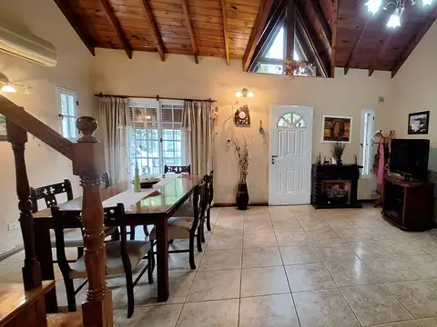 Casa 4 ambientes con 2 baños
