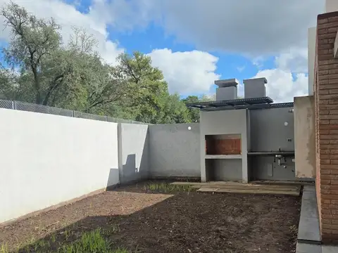Casa 6 ambientes con 2 baños