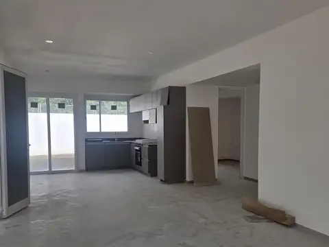 Venta Casa Duplex de 2 dormitorios en housing con amenities y financiación propia