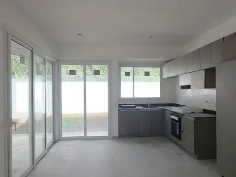 Venta Casa Duplex de 2 dormitorios en housing con amenities y financiación propia