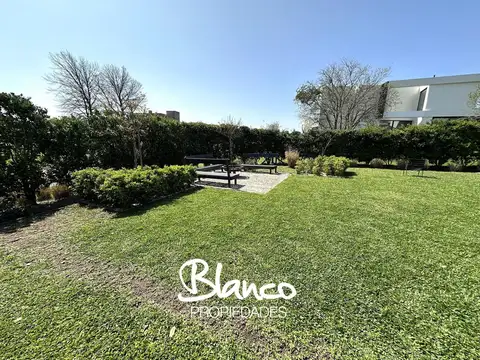 Casa 8 ambientes con 6 baños