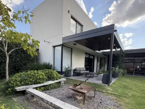 Casa de 3 Dorm. en Barrio Aguadas, Funes